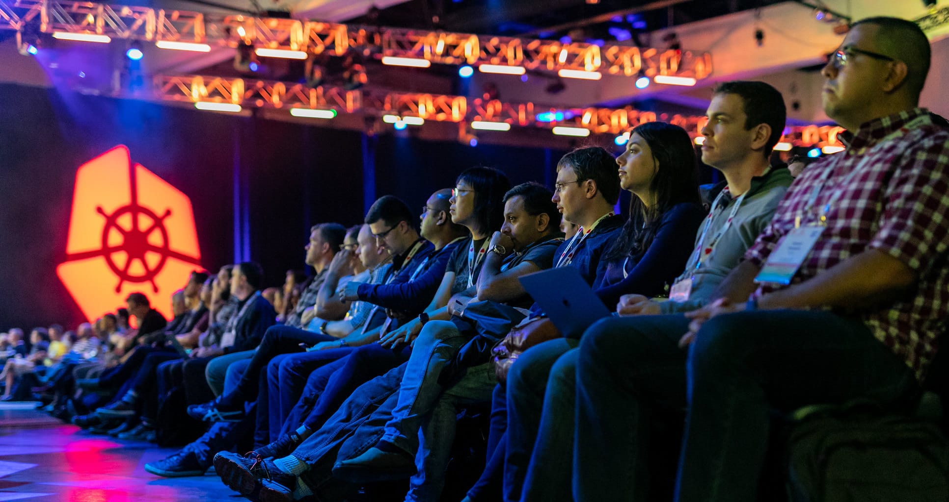 Personnes regardant une présentation de la Kubecon